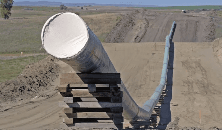 A large pipe sitting on top of a wooden pallet.