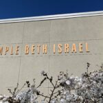 A building with the name of temple beth israel on it.